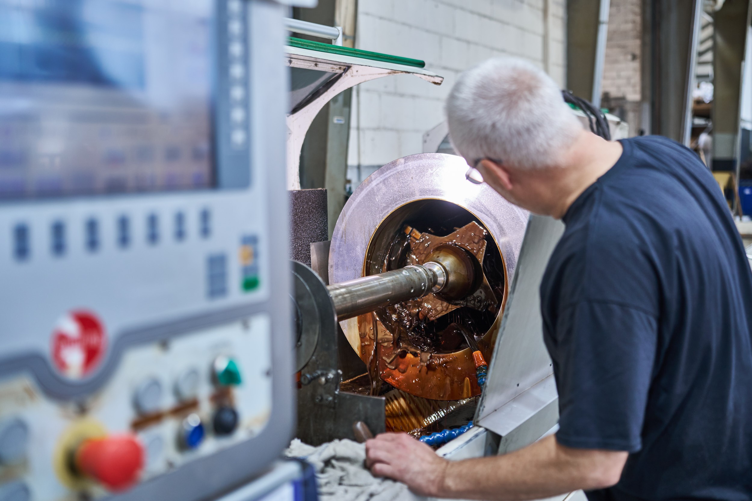 Die Arbeit einer Fr&auml;smaschine wird von einem ACONA-Mitarbeiter kontrolliert