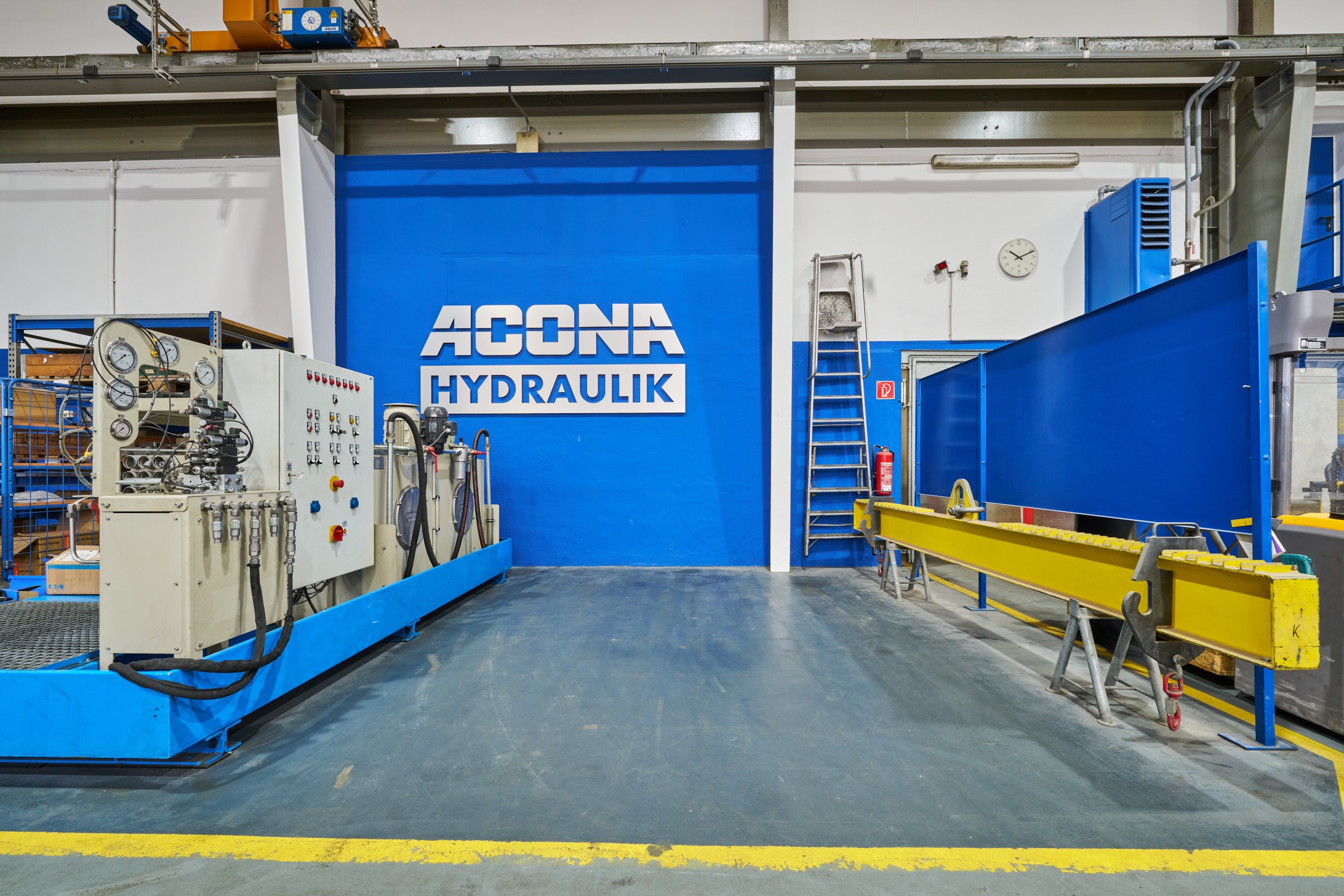 Ein Blick auf das ACONA-Logo in der hauseigenen Produktionshalle